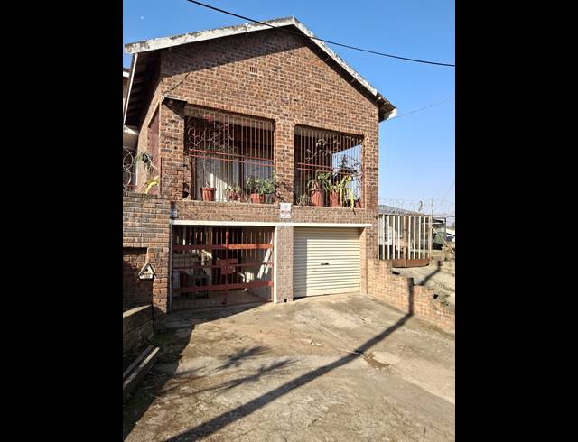 5 BEDROOM FREESTANDING FOR SALE IN EASTWOOD